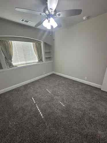 Beautiful room to rent in Forney