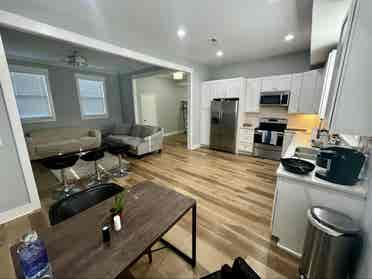 Bed & Bath 5 Min to DT (ba)