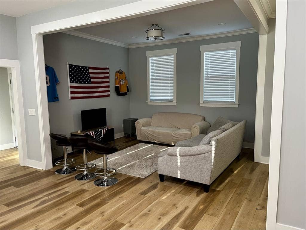 Bed & Bath 5 Min to DT (ba)