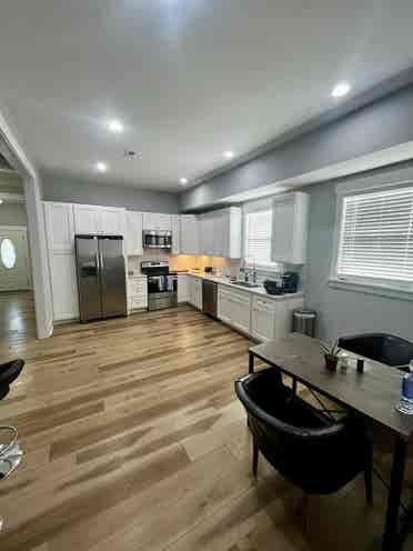 Bed & Bath 5 Min to DT (ba)