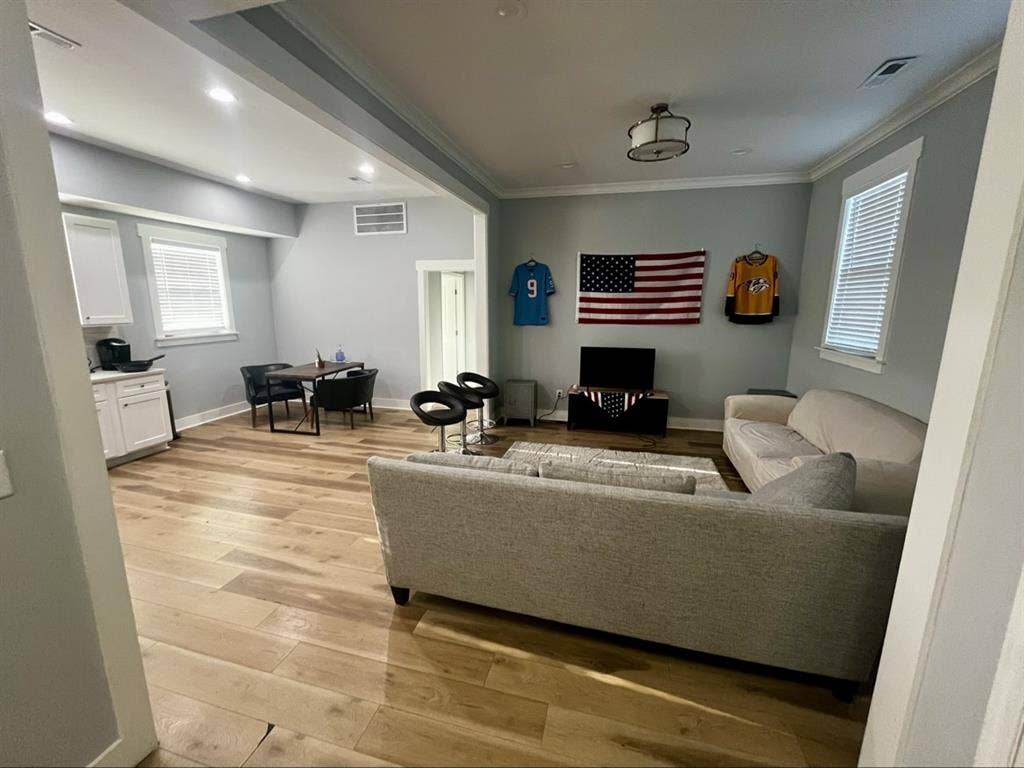Bed & Bath 5 Min to DT (ba)