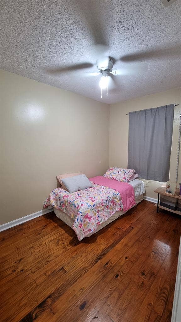 Looking for female roommate