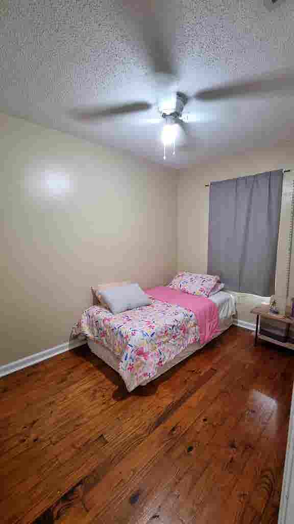 Looking for female roommate
