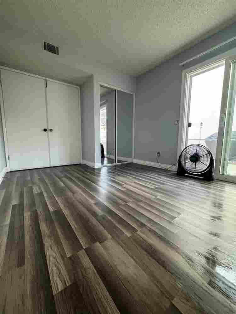 Room for rent in 3 bedroom house