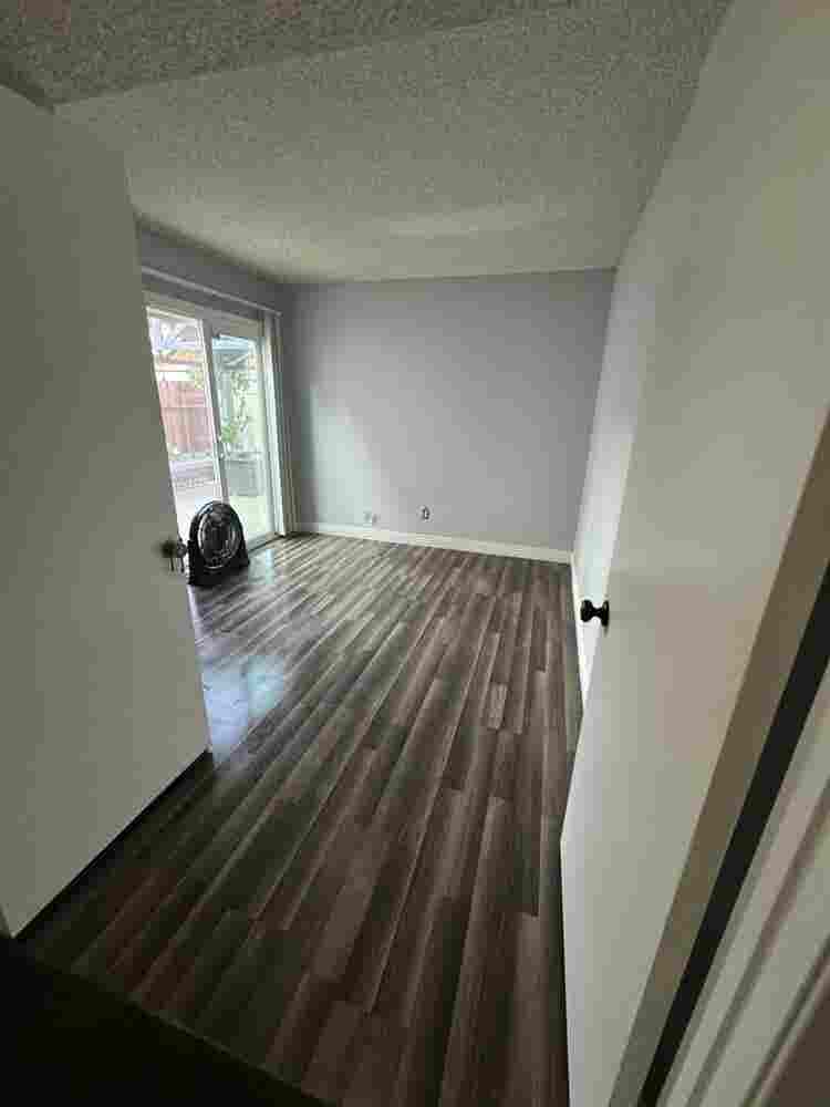 Room for rent in 3 bedroom house