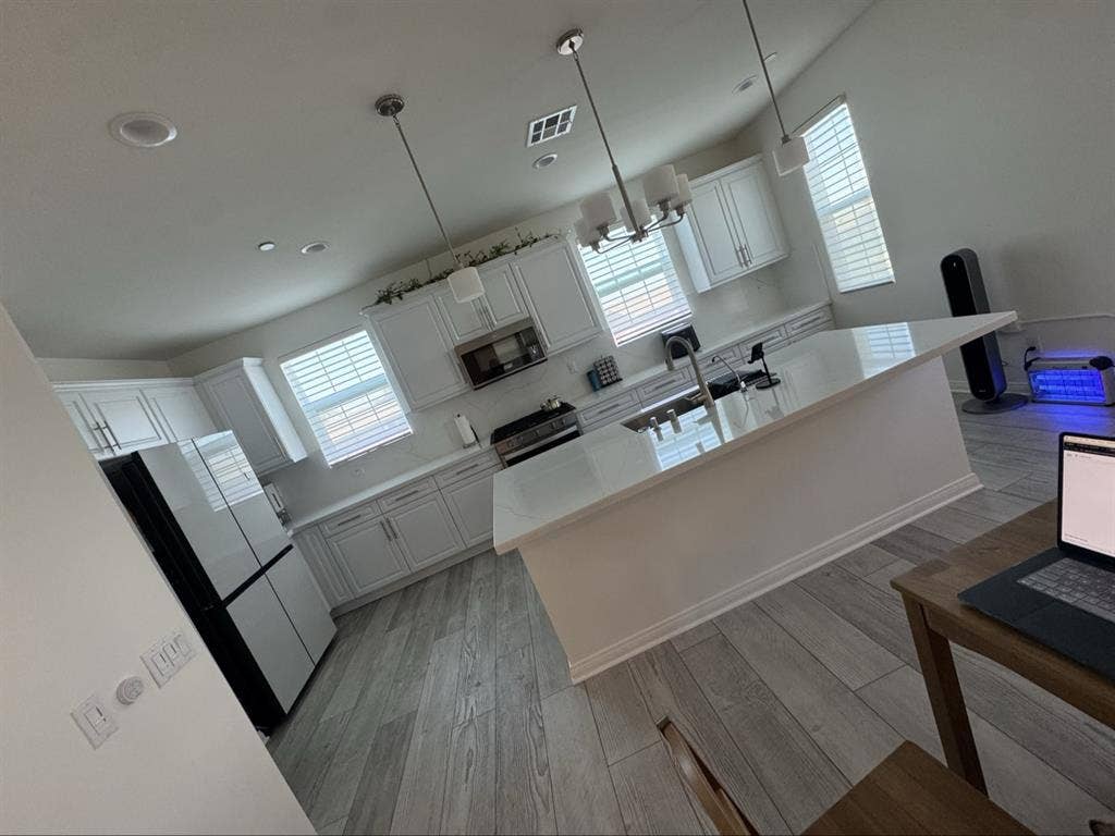ROOMS FOR RENT $