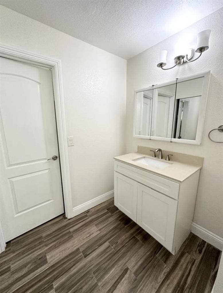 Looking for a female roommate