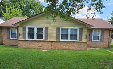 Clean room for rent near downtown 