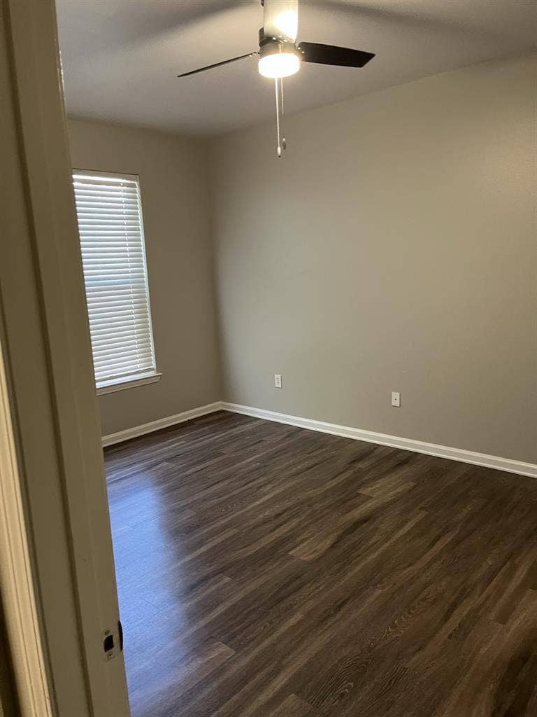 Looking for a roomate