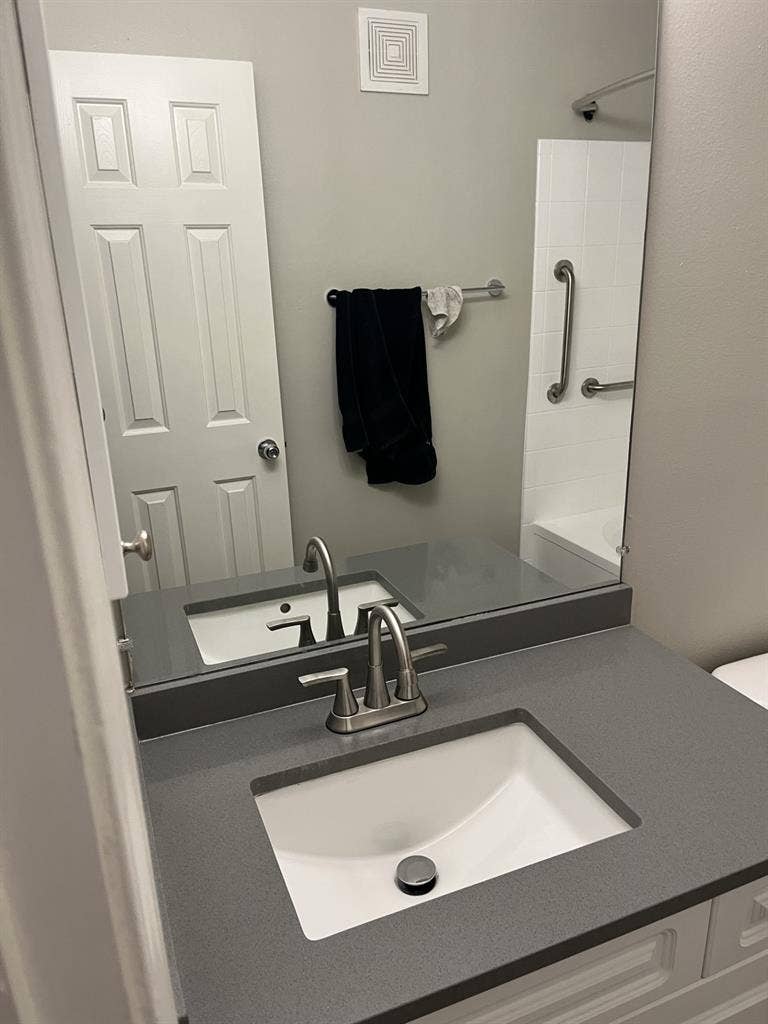Looking for a roomate