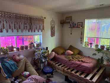 Big sunny room in ba house