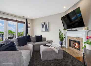 Private bed
/bath (lakeview) !