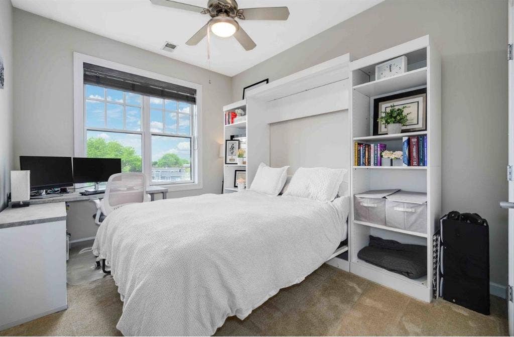 Private bed
/bath (lakeview) !