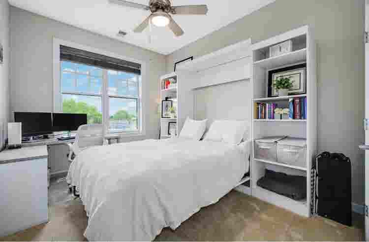 Private bed
/bath (lakeview) !