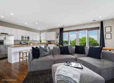 Private bed
/bath (lakeview) !