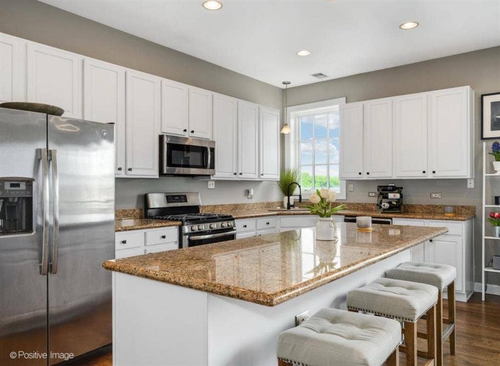 Private bed
/bath (lakeview) !