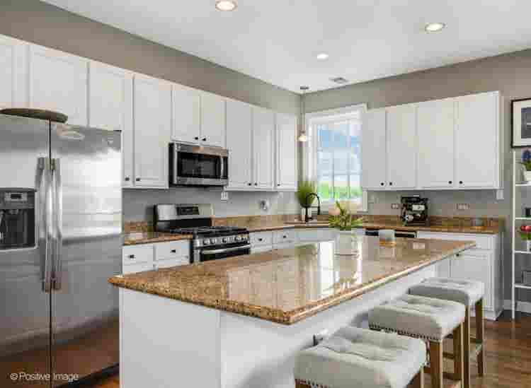 Private bed
/bath (lakeview) !
