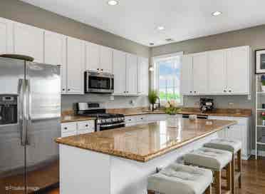 Private bed
/bath (lakeview) !