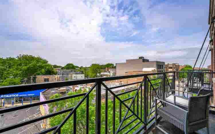 Private bed
/bath (lakeview) !