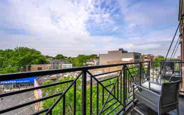 Private bed
/bath (lakeview) !