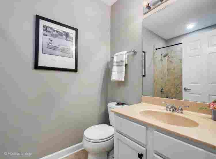 Private bed
/bath (lakeview) !