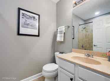 Private bed
/bath (lakeview) !