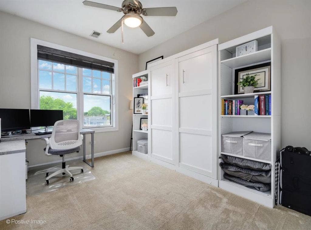 Private bed
/bath (lakeview) !