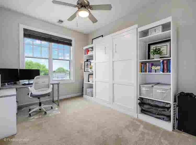 Private bed
/bath (lakeview) !