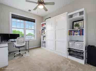 Private bed
/bath (lakeview) !