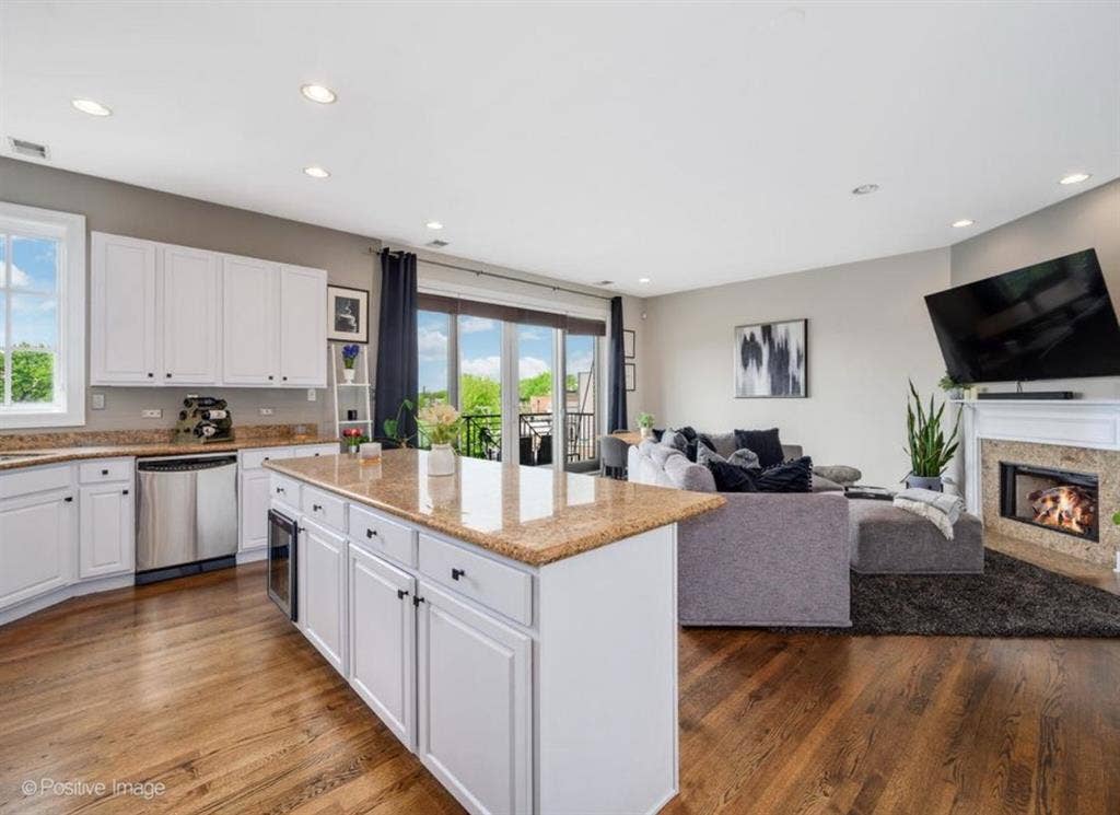 Private bed
/bath (lakeview) !