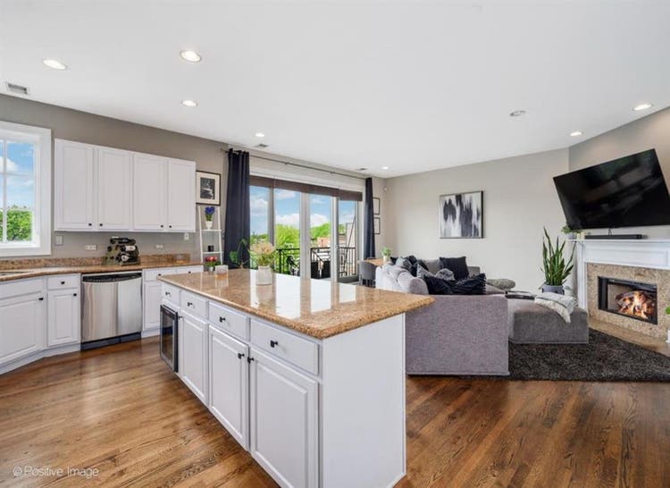 Private bed
/bath (lakeview) !