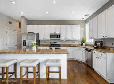 Private bed
/bath (lakeview) !