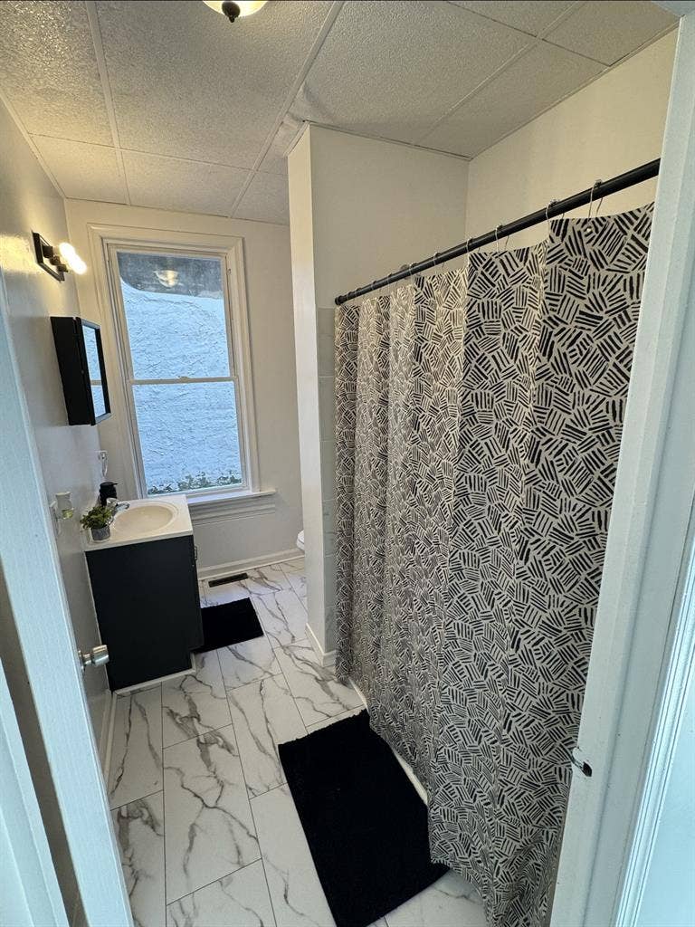 FULLY FURNISHED ROOM FOR REN