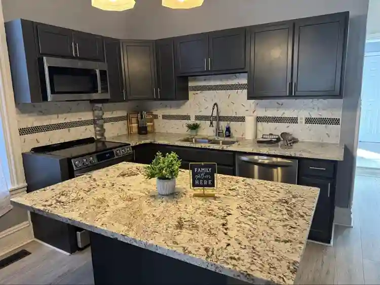 FULLY FURNISHED ROOM FOR REN