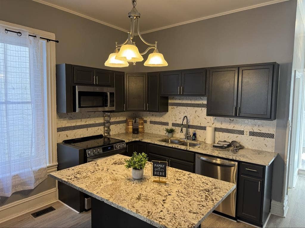 FULLY FURNISHED ROOM FOR REN