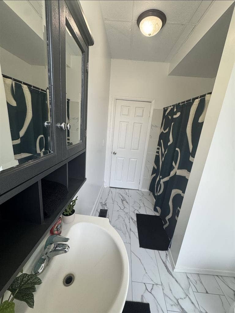 FULLY FURNISHED ROOM FOR REN