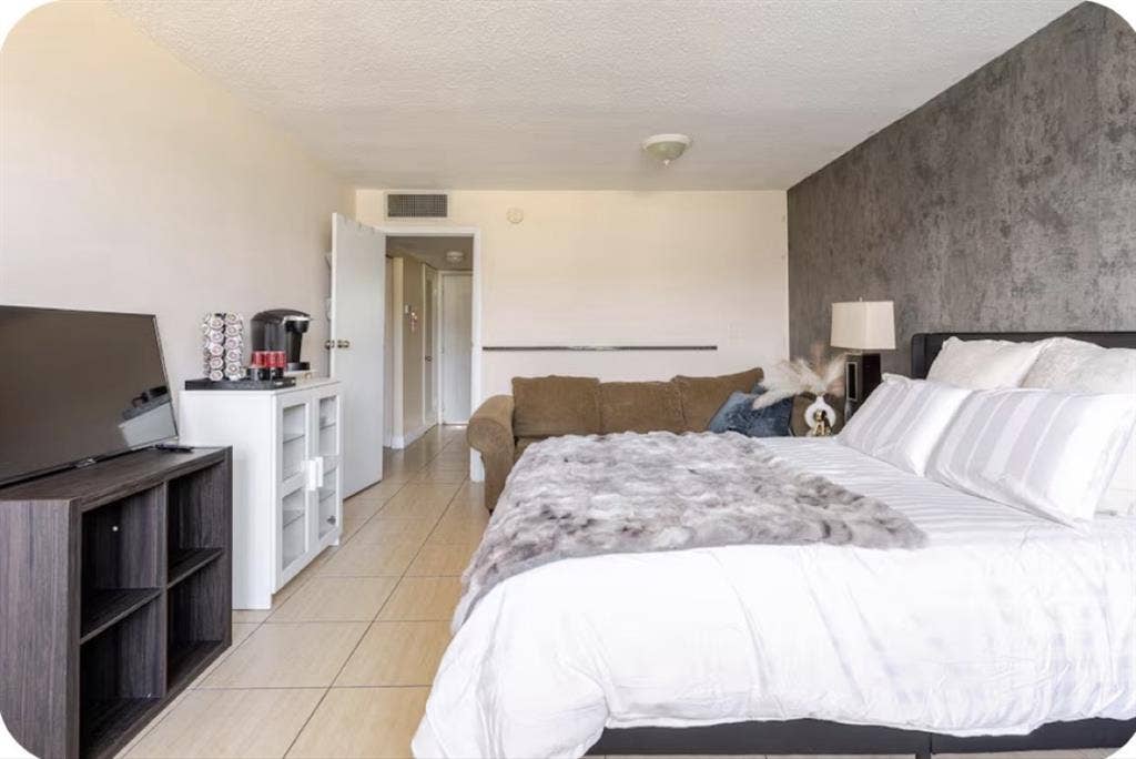 Cozy Room | Hallandale
