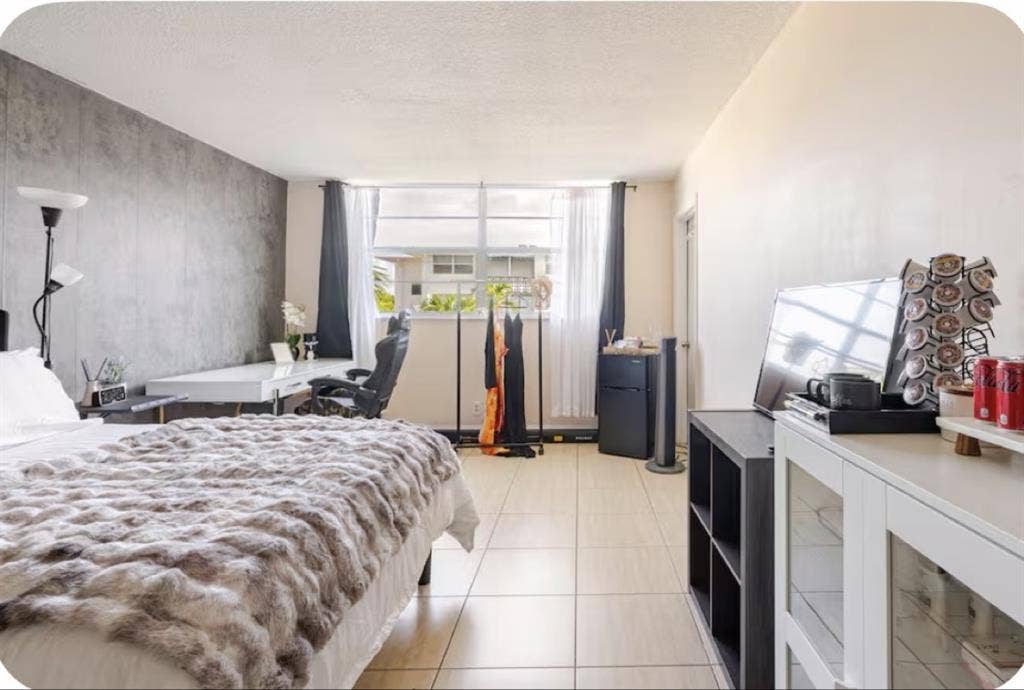 Cozy Room | Hallandale