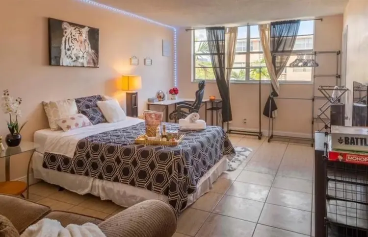 Cozy Room located in Hallandale