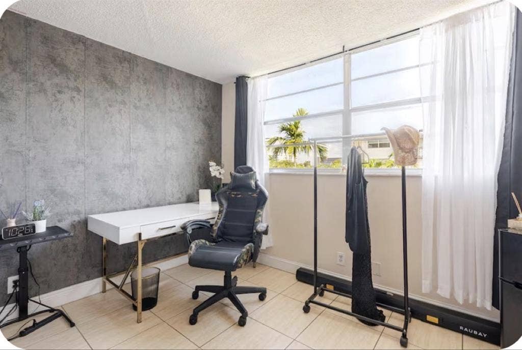 Cozy Room | Hallandale