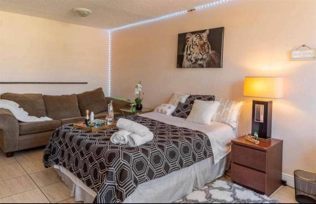 Cozy Room located in Hallandale