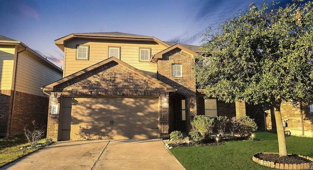 Roommates Needed!