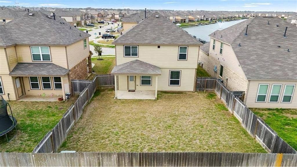 Roommates Needed!