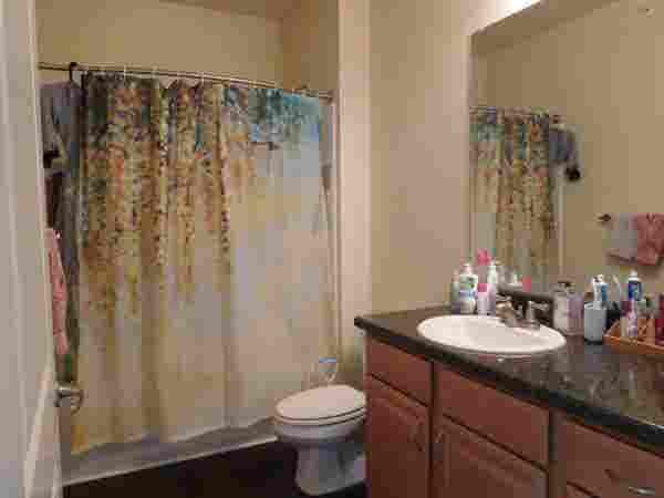 Looking for roommate