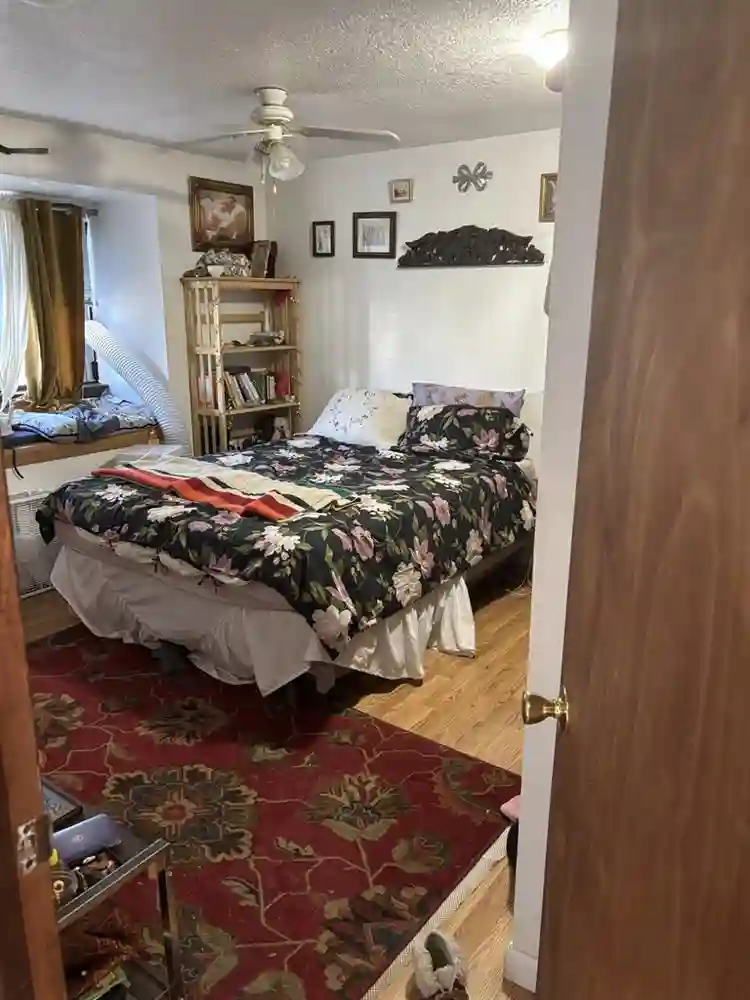 Looking for 2 Roommates:)