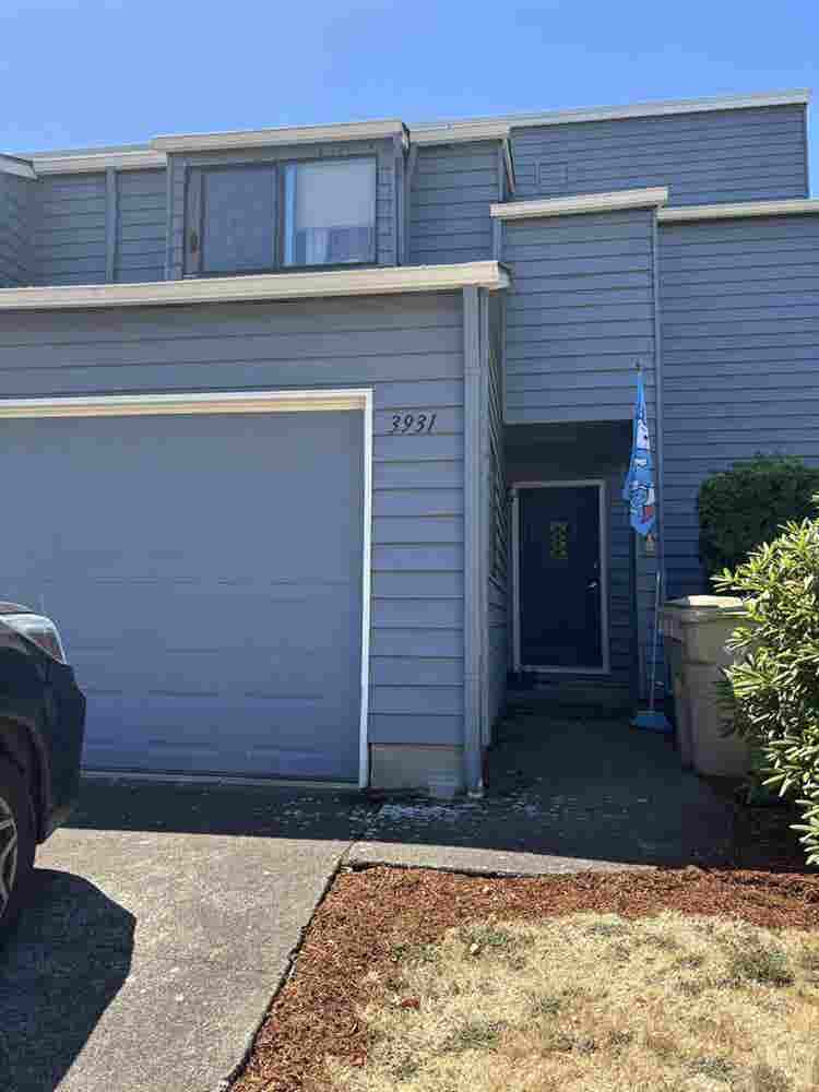 Looking for 2 Roommates:)