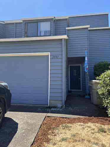 Looking for 2 Roommates:)