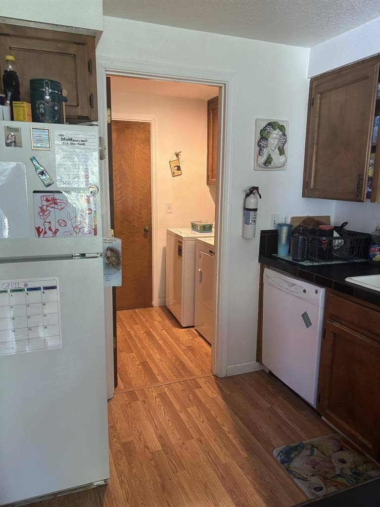 Looking for 2 Roommates:)