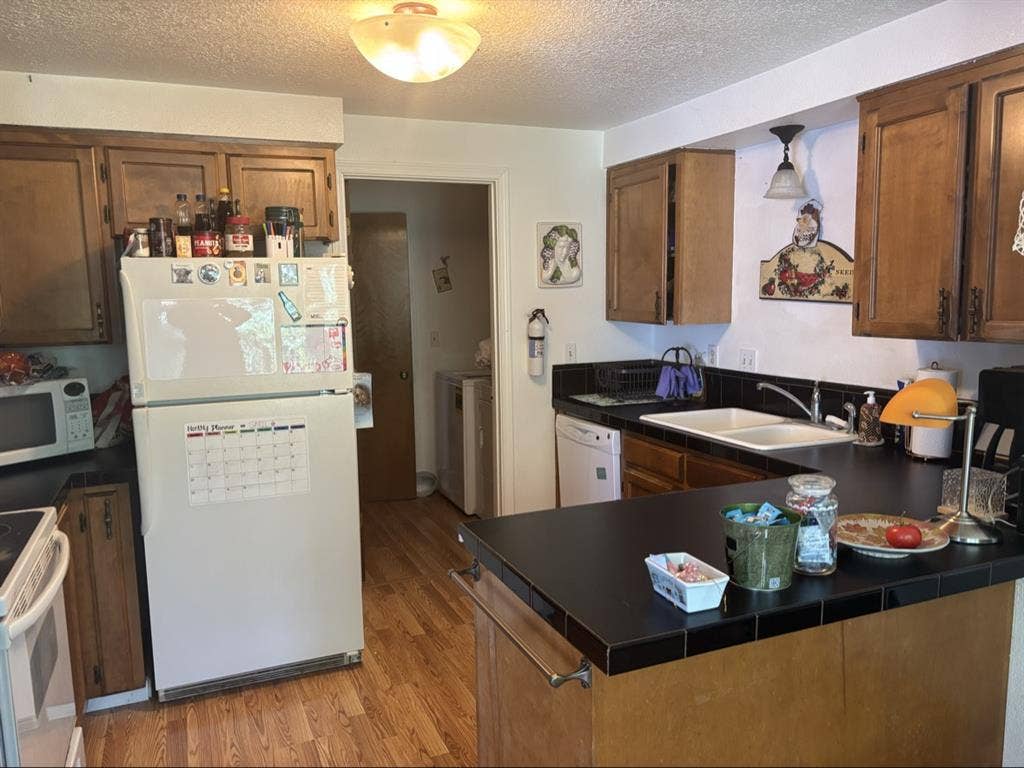 Looking for 2 Roommates:)