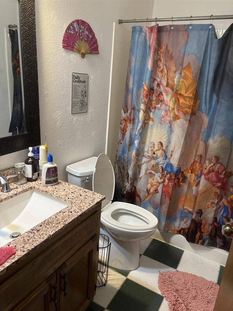 Looking for 2 Roommates:)